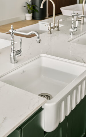 Chambord 'Louis' Single Bowl Farmhouse Sink in white finish. Fireclay material. No taphole. No overflow. Undermount, Abovemount or Flushmount.